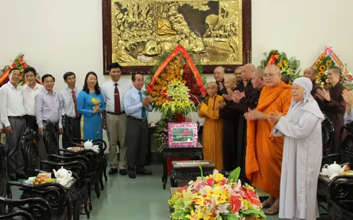 Lãnh đạo tỉnh Thừa Thiên Huế thăm các chức sắc Phật giáo