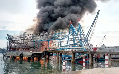 Cháy tàu cá vỏ thép tại cảng Kỳ Hà, Quảng Nam