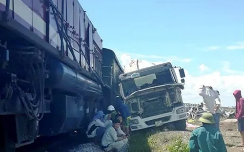 Nghệ An: Xe bồn bê tông bị tàu hàng đâm ngang khi cố băng qua đường sắt