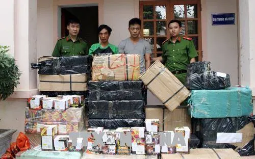 Nghệ An bắt hai đối tượng dùng hoa quả "ngụy trang", vận chuyển trái phép 630kg pháo