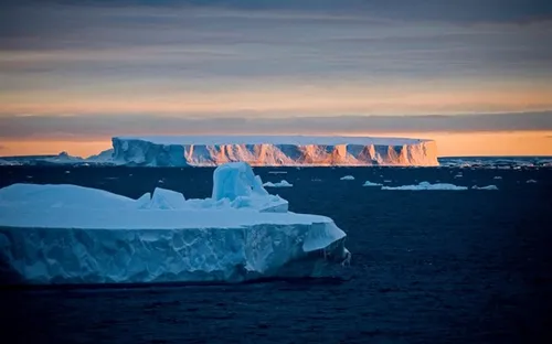 Nam Phi xem xét mua núi băng từ Nam Cực để chống hạn hán