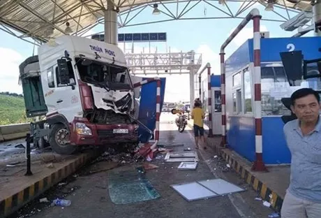 Lâm Đồng: Xe container đâm vào Trạm thu phí Liên Đầm