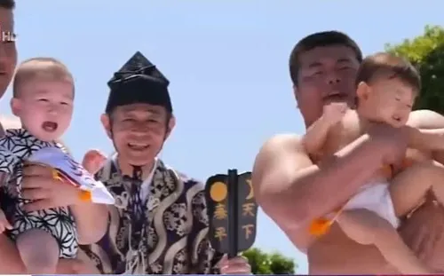 Độc đáo lễ hội Sumo dọa trẻ em tại Nhật Bản