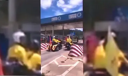 Hy hữu đoàn đua xe đạp bị chặn ở trạm thu phí