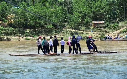 Học sinh Quảng Ngãi vượt bè đến trường trong nguy hiểm