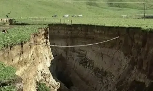 Hố tử thần khổng lồ có kích thước chưa từng có tại New Zealand