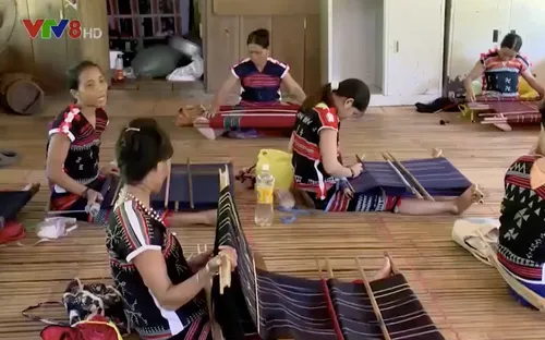 Người giữ lửa cho thổ cẩm làng