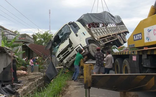 Phú Yên: Xe tải đâm vào nhà dân làm 1 người bị thương, nhiều tài sản hư hỏng