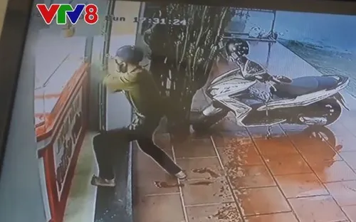 Quảng Nam: Nam thanh niên dùng búa xông vào tiệm vàng cướp gần 150 triệu đồng