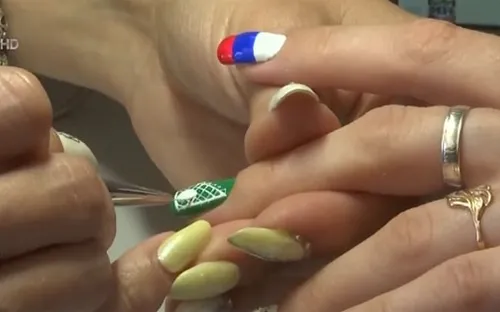 Trang trí móng tay cổ vũ bóng đá