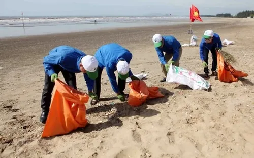 Bình Thuận: 500 thanh niên ra quân làm sạch bãi biển