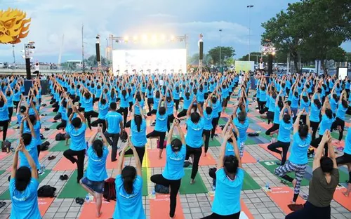 1200 người đồng diễn nhân Ngày Quốc tế Yoga lần thứ IV tại Đà Nẵng