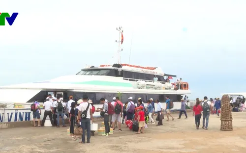 Gần 2 ngàn khách du lịch mắc kẹt ở Lý Sơn đã vào được đất liền
