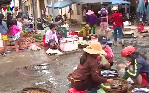 Rác thải bủa vây chợ Điện Ngọc