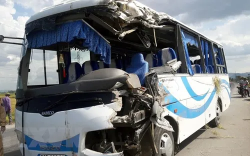 Nghệ An: Xe khách lao xuống ruộng, 10 người bị thương