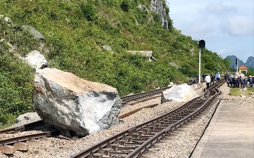 Sạt lở núi đá vôi tại Quảng Bình: Đã cẩu được 3 khối đá lớn ra khỏi đường sắt