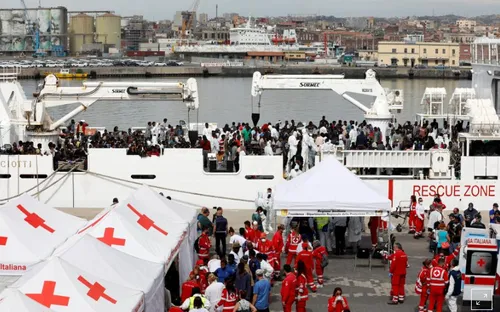 Đức đồng ý tiếp nhận một phần trong số 450 người di cư mắc kẹt trên biển