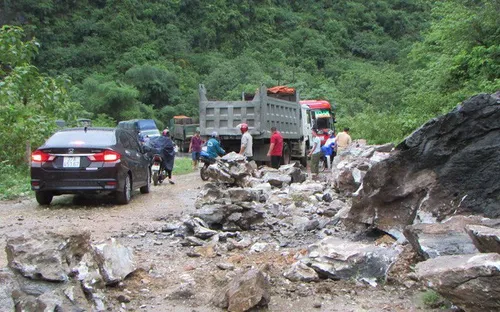 Nghệ An: Mưa lớn gây sạt lở đất đá, Quốc lộ 7 bị ách tắc cục bộ