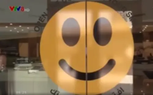 Cánh cửa nụ cười – phá vỡ sự tẻ nhạt nơi công sở