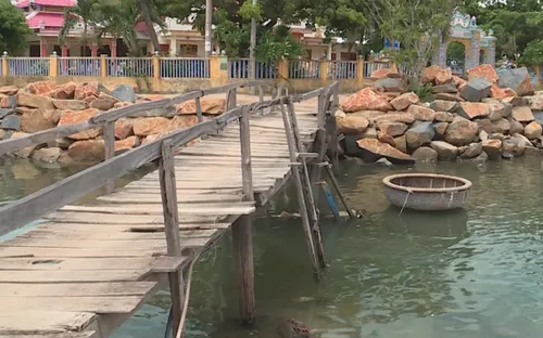 Hiểm nguy từ cây cầu gỗ xuống cấp tại Nha Trang