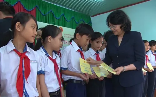 Phó Chủ tịch nước Đặng Thị Ngọc Thịnh thăm, tặng quà tại huyện Quế Sơn, Quảng Nam