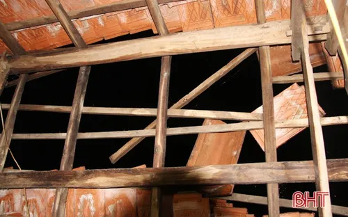 Hà Tĩnh: 13 nhà dân ở Nghi Xuân bị tốc mái trong đêm