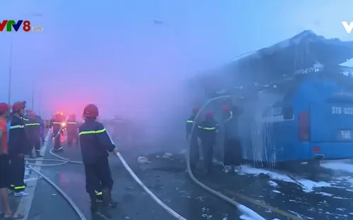 Cháy xe khách giường nằm, 40 hành khách may mắn thoát nạn