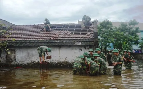 Hà Tĩnh: 300 cán bộ chiến sỹ giúp dân sửa nhà bị tốc mái