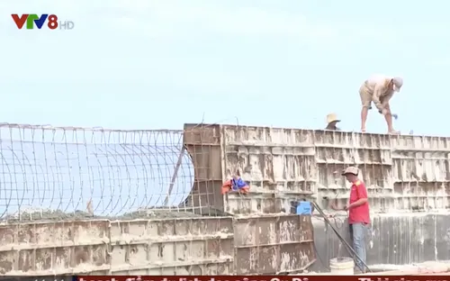 Cấp bách xây kè chống sạt lở vùng biển