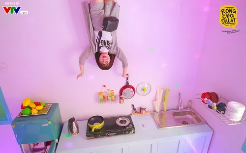 Sống "ảo" trong "ngôi nhà ngược"