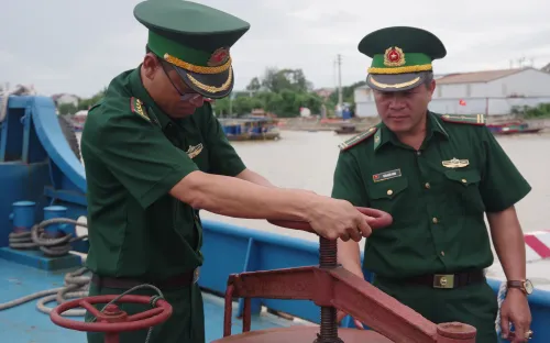 Nghệ An: Bắt giữ tàu vận chuyển số lượng lớn dầu trái phép