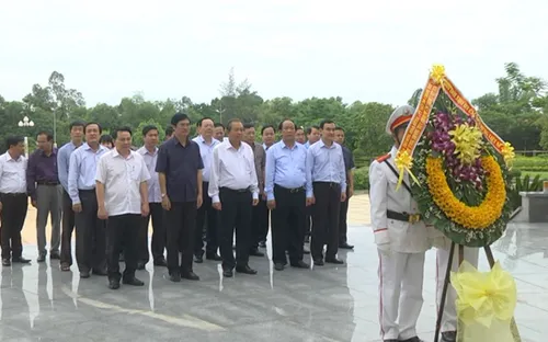 Phó Thủ tướng Trương Hòa Bình viếng Nghĩa trang Liệt sỹ tỉnh Quảng Nam và Tượng đài Mẹ Việt Nam anh hùng