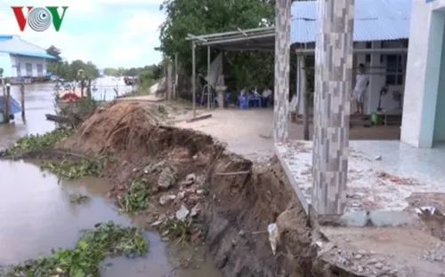 Gần 50 điểm sạt lở chia cắt đường giao thông tại Tiền Giang