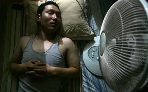 Bật quạt thẳng vào người khi ngủ có tốt cho sức khoẻ không?