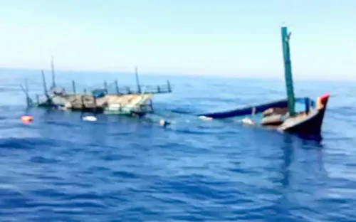 Quảng Ngãi: Chìm tàu cá, 2 ngư dân thoát nạn