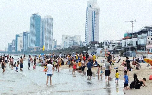 Đà Nẵng lấy mẫu xét nghiệm nước biển gây ngứa nổi dị ứng đốm đỏ trên da