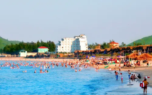 Hà Tĩnh: Người dân và du khách đổ về bãi biển tránh nóng