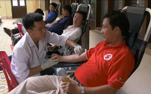 Hơn 700 tình nguyện viên tham gia hiến máu ngày "Giọt hồng đất lửa"