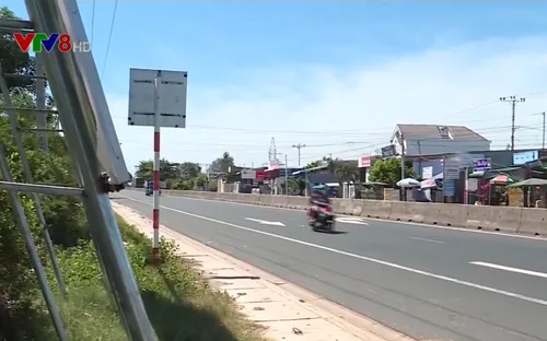 Nguy cơ tai nạn từ những tấm biển tuyên truyền