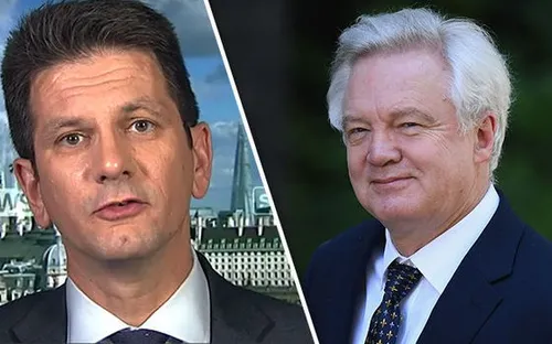 Chính phủ Anh hỗn loạn sau khi Bộ trưởng phụ trách Brexit từ chức