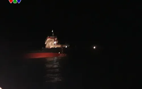 Tàu chở 1.600 tấn gạch có nguy cơ lật úp, 11 thuyền viên được cứu thoát