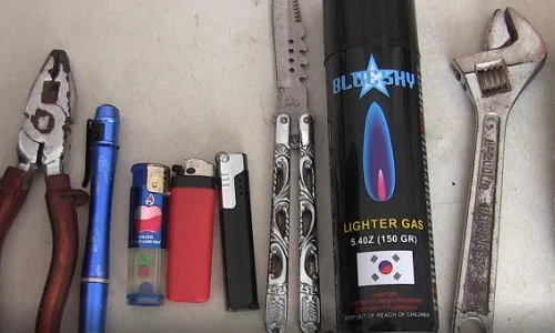 Nha Trang: Bắt nhóm thiếu niên đập kính ô tô trộm tài sản bằng.. quẹt ga