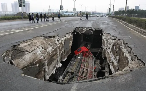 Trung Quốc: Kéo xe khỏi miệng “hố tử thần” trong gang tấc