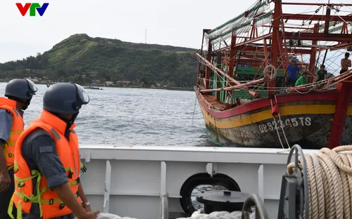 Chi đội Kiểm ngư số 3 bàn giao tàu cá QB 92345 TS và 08 ngư dân bị nạn trên biển