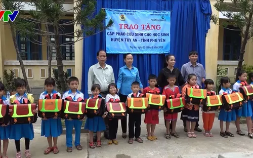 Phú Yên trao 500 cặp phao cứu sinh cho học sinh vùng lũ