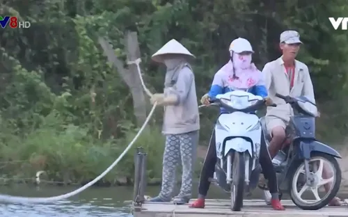 Khánh Hòa: Người dân qua sông nhờ... đôi tay trần của người kéo bè