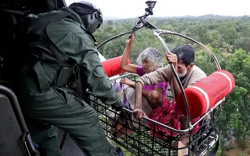 Thủ tướng Ấn Độ thăm người dân vùng lũ ở bang Kerala