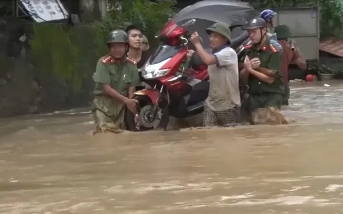 Mưa lũ gây chia cắt vùng cao Nghệ An, 6 người chết và mất tích