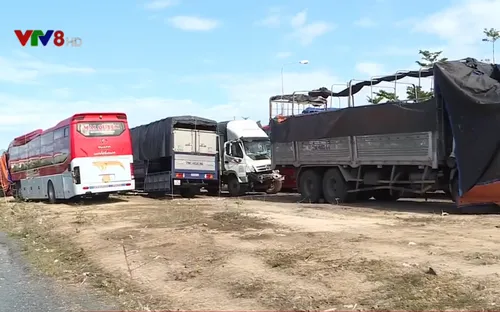 Đường giao thông biến thành bãi giữ xe vi phạm