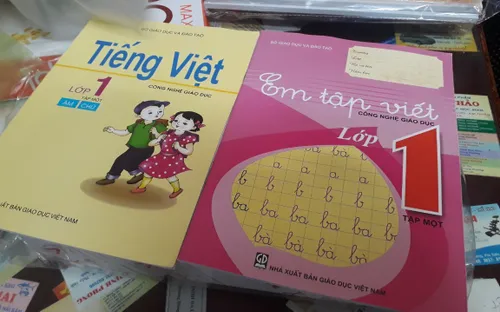 Vì sao thiếu sách giáo khoa đầu năm học?